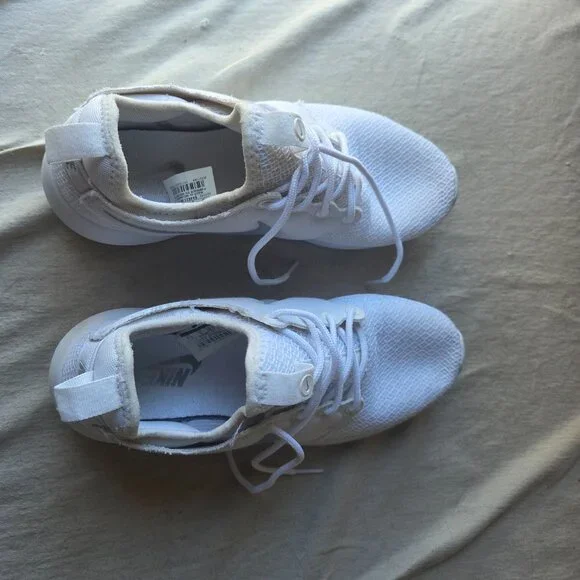 White Nike Sneakers 7.5 - Picture 2 of 5